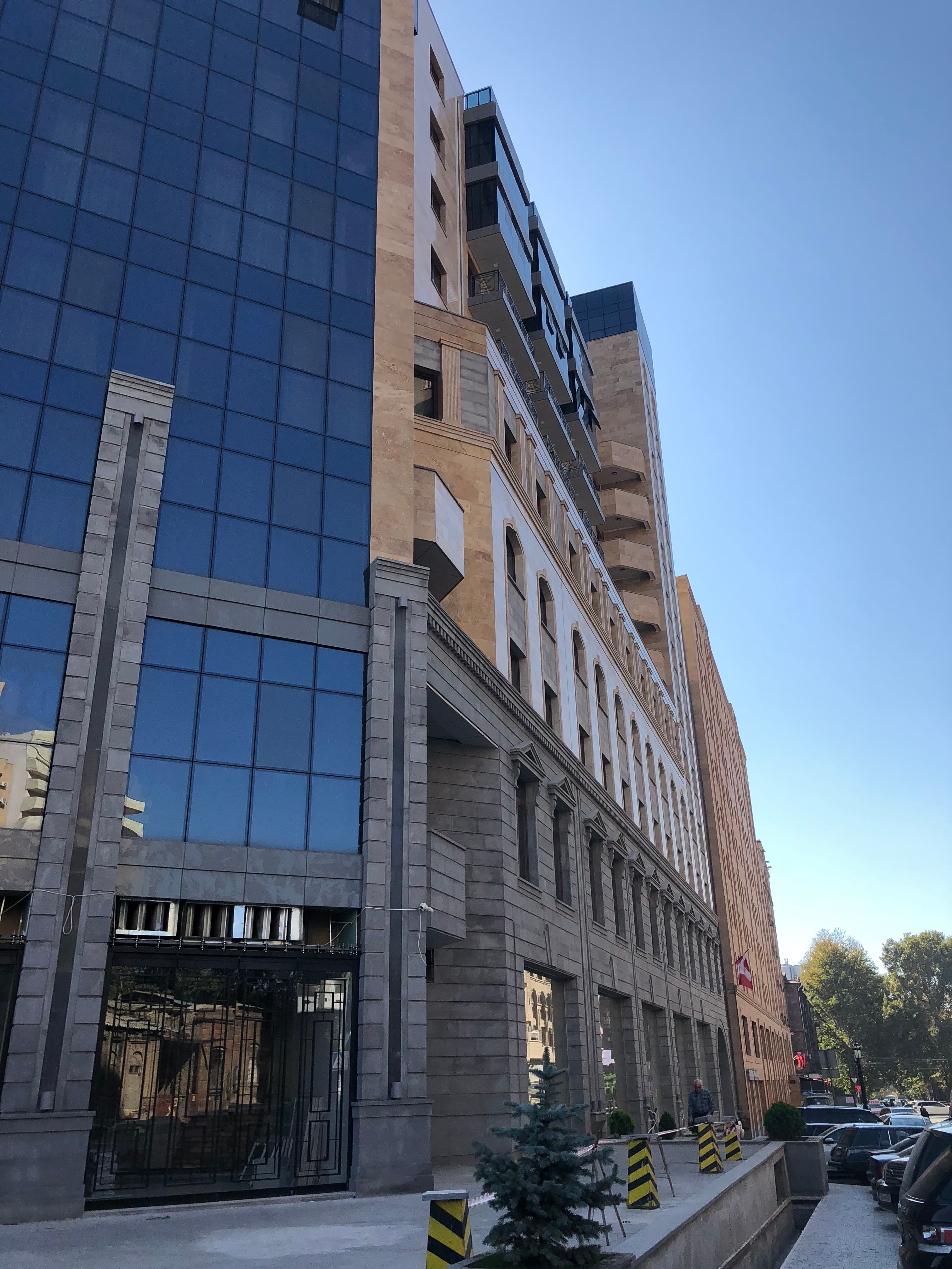 Ապարտ հյուրանոց (Փարիզ հյուրանոցի դիմաց)